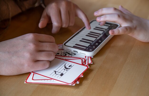 Una bambina impara le note in modo giocoso, con l'aiuto di speciali carte musicali