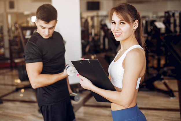 Una bella coppia sportiva è impegnata in una palestra