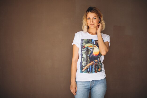 Una bella donna che indossa una maglietta.