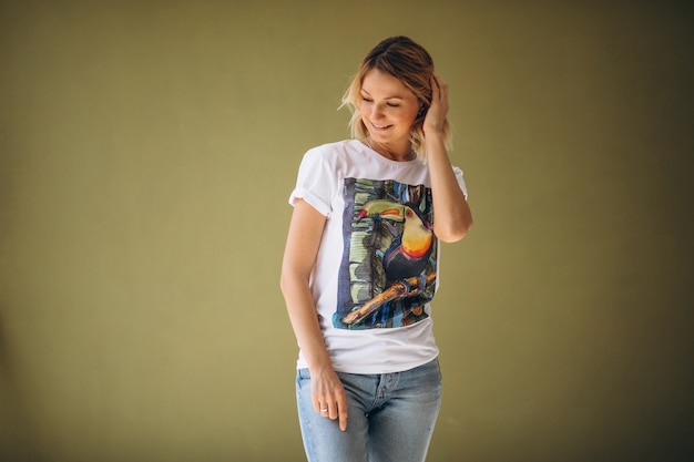 Una bella donna che indossa una maglietta.