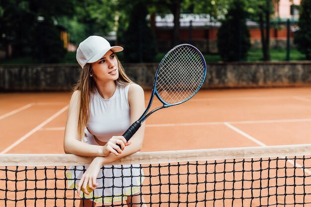 Una bella e giovane tennista seria in campo.