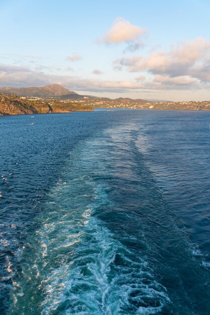 Una bella foto delle onde del mare