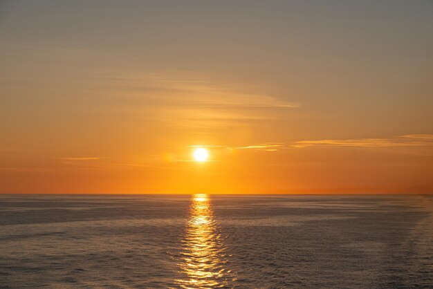 Una bella foto delle onde del mare