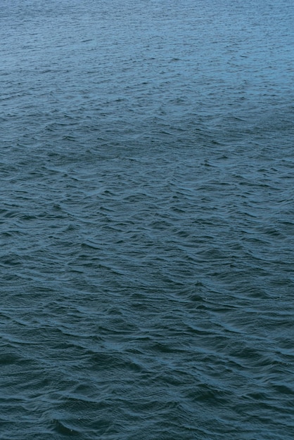 Una bella foto delle onde del mare