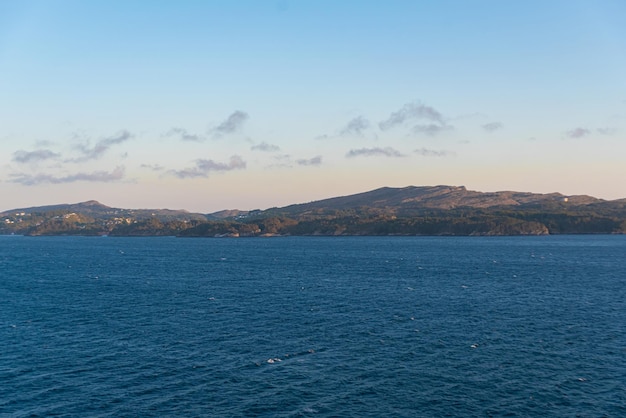 Una bella foto delle onde del mare