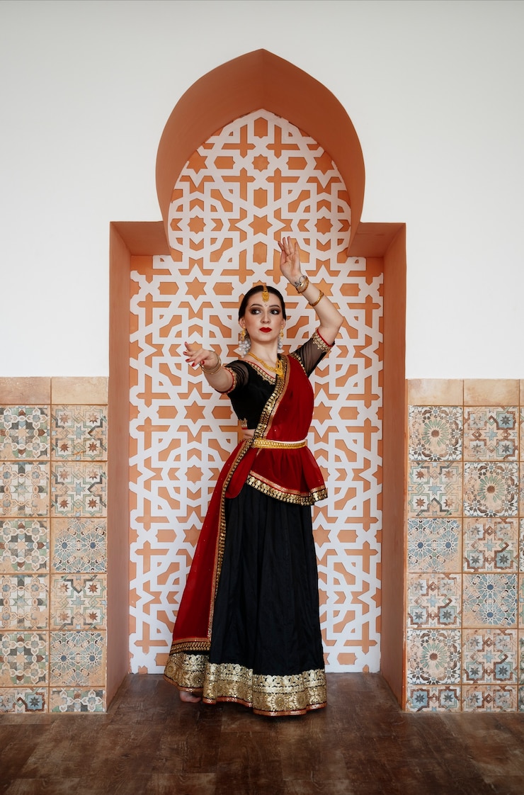Foto gratuito una bella giovane donna che indossa un sari