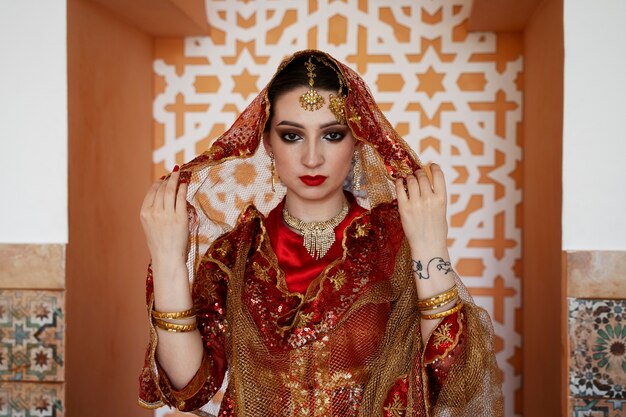 Una bella giovane donna che indossa un sari
