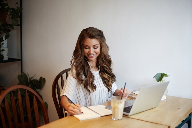 Una bella giovane donna sta posando in un caffè