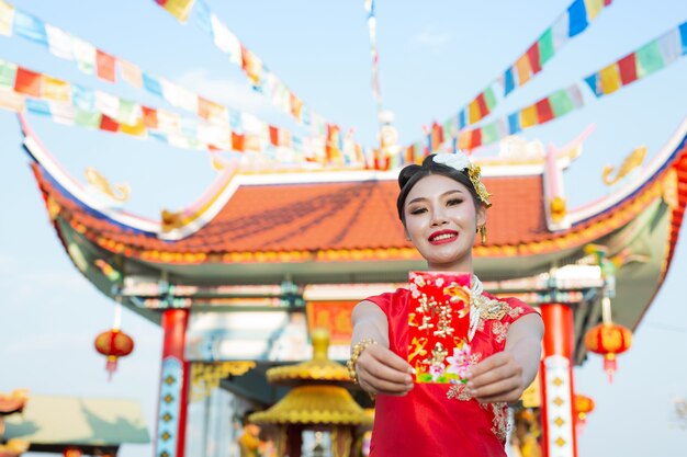 Una bella ragazza asiatica che indossa un abito rosso