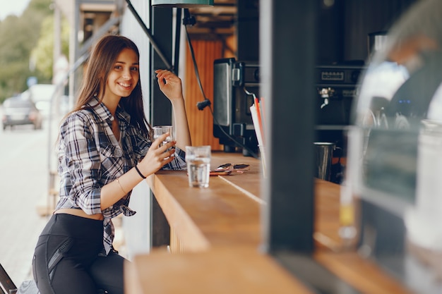 Una bella ragazza che si siede in un caffè