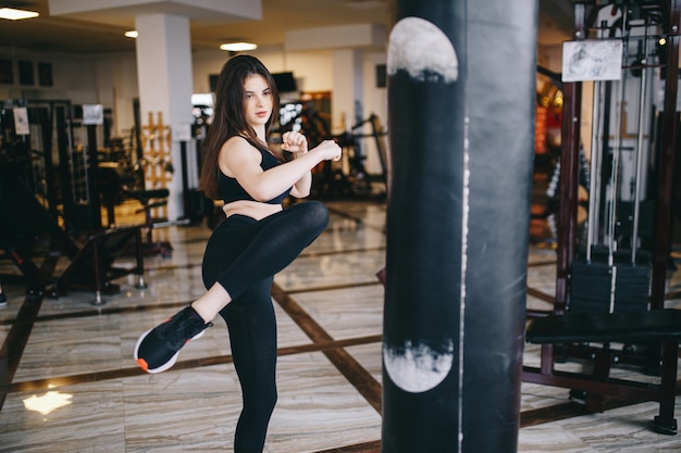 Una bella ragazza è impegnata in una palestra