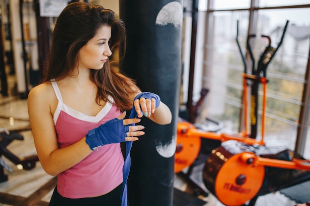 Una bella ragazza è impegnata in una palestra