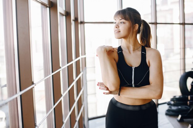 Una bella ragazza è impegnata in una palestra