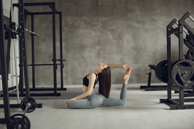 Una bella ragazza è impegnata in una palestra