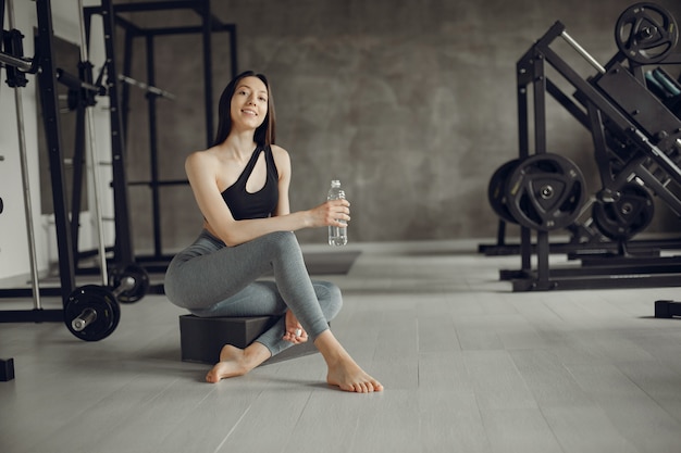 Una bella ragazza è impegnata in una palestra