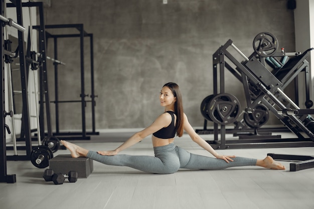 Una bella ragazza è impegnata in una palestra