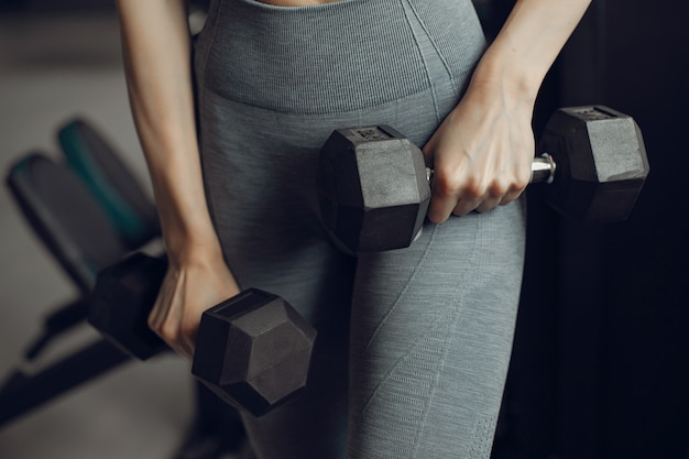 Una bella ragazza è impegnata in una palestra