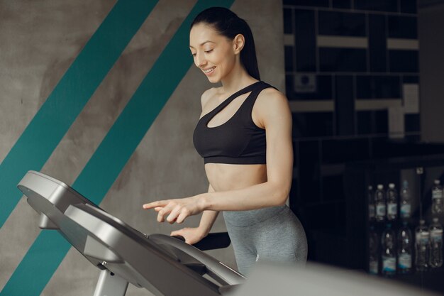 Una bella ragazza è impegnata in una palestra