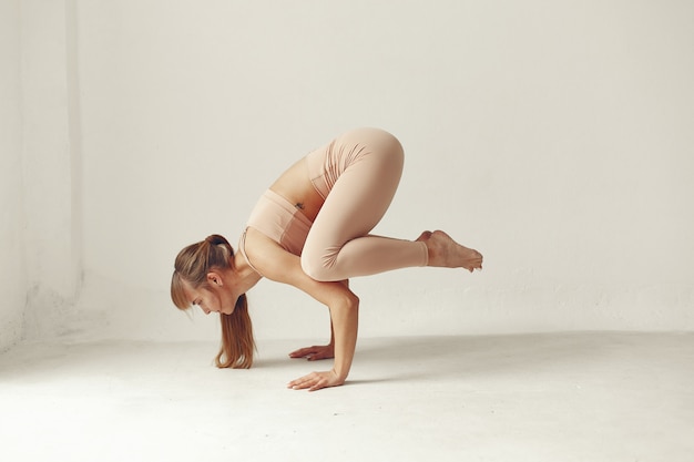 Una bella ragazza è impegnata in uno studio di yoga