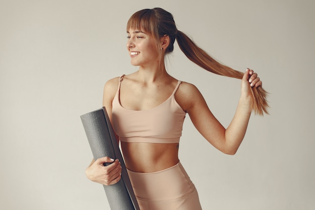 Una bella ragazza è impegnata in uno studio di yoga