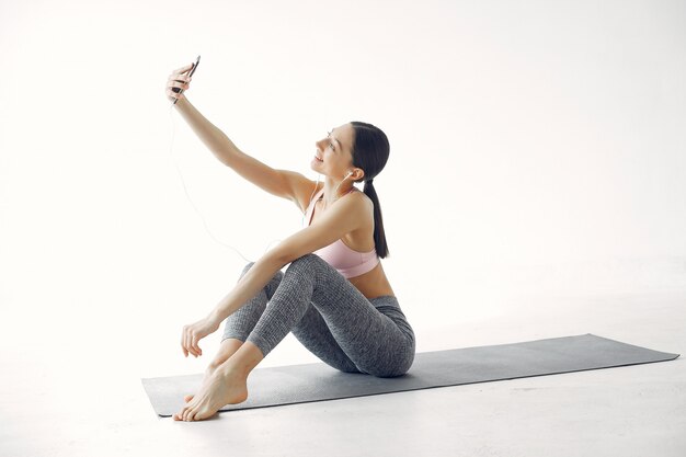 Una bella ragazza è impegnata in uno studio di yoga