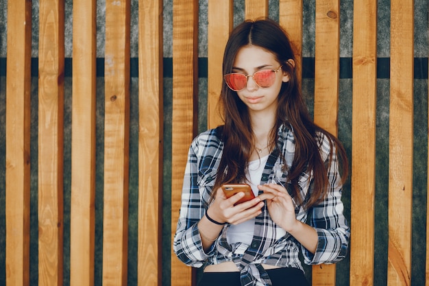 Una bella ragazza in una città