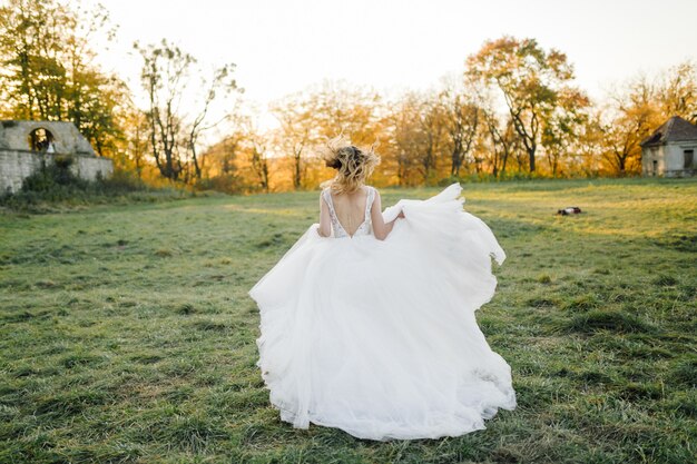 una bella sposa che indossa un abito da sposa