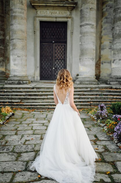 una bella sposa che indossa un abito da sposa