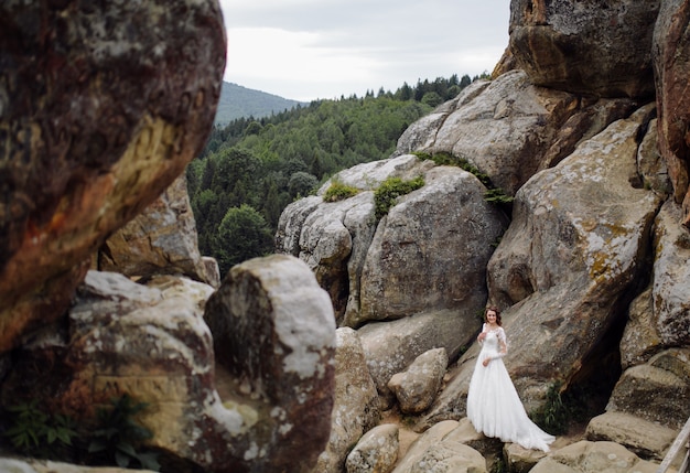 una bella sposa che indossa un abito da sposa