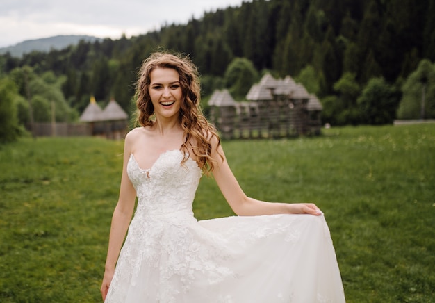 una bella sposa che indossa un abito da sposa