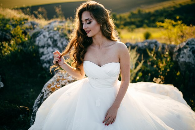 una bella sposa che indossa un abito da sposa