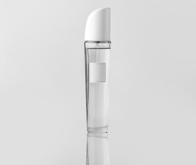 Una bottiglia d'argento di vista frontale isolata sulla parete bianca