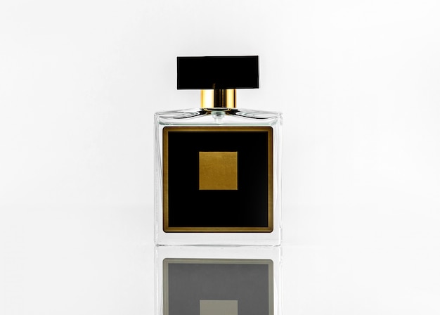 Una bottiglia di fragranza nera vista frontale con design giallo isolato sul muro bianco