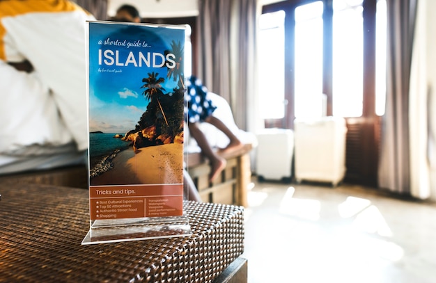 Una brochure di viaggio in un hotel