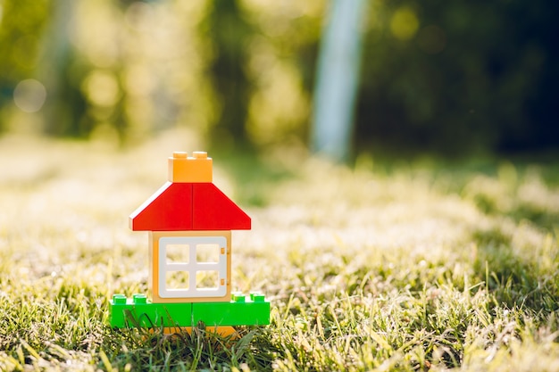 Una casa giocattolo del ragazzino nel giardino estivo.