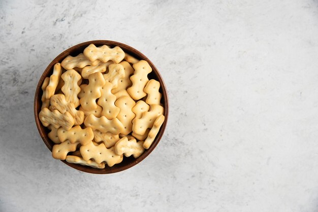 Una ciotola di legno piena di deliziosi cracker.