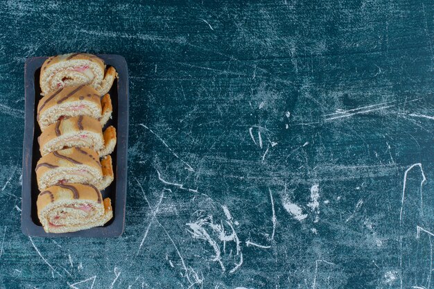 Una ciotola di pezzo di torta su sfondo blu. Foto di alta qualità