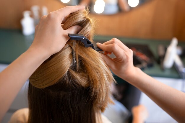 Una cliente si fa fare i capelli dal parrucchiere.