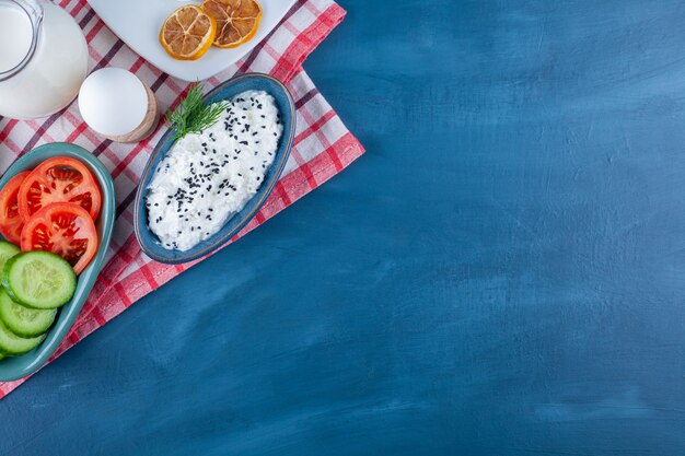 Una colazione leggera su un canovaccio sull'azzurro.