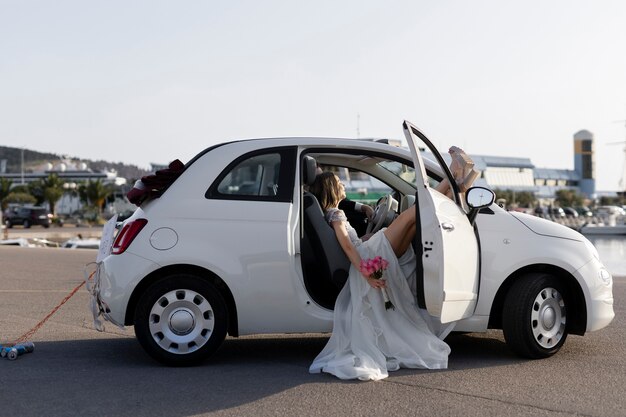 Una coppia appena sposata dentro una piccola macchina
