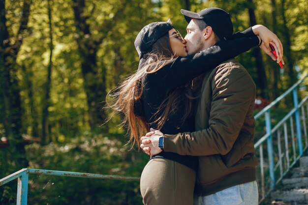 Una coppia di amore elegante e brillante cammina nella foresta soleggiata