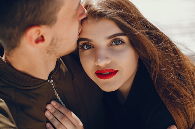 Una coppia di amore elegante e brillante, seduto sulla spiaggia assolata