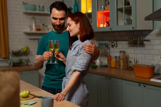 Una coppia di medie dimensioni che trascorre del tempo in una casa accogliente