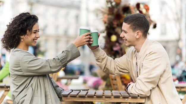 Una coppia felice all'aperto vicino a un caffè