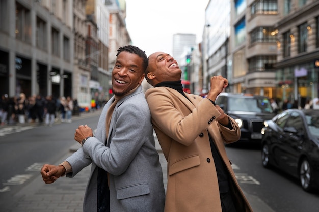 Una coppia gay è affettuosa e si comporta in modo goffo in una strada cittadina