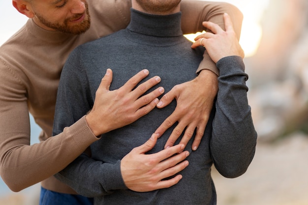 Una coppia gay è affettuosa e trascorre del tempo insieme sulla spiaggia