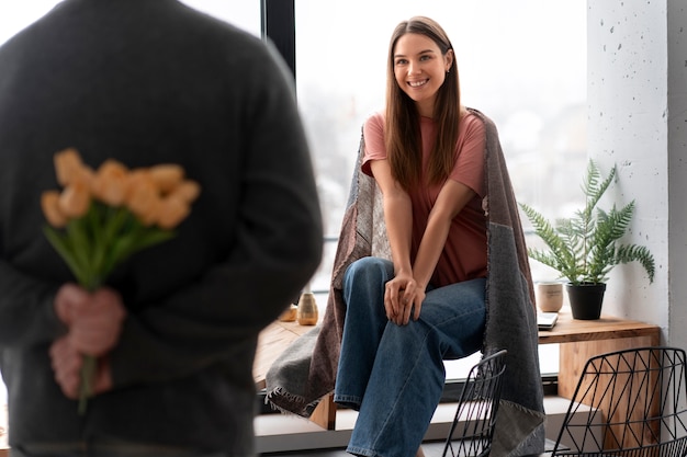 Una coppia romantica che celebra il giorno di San Valentino insieme a casa