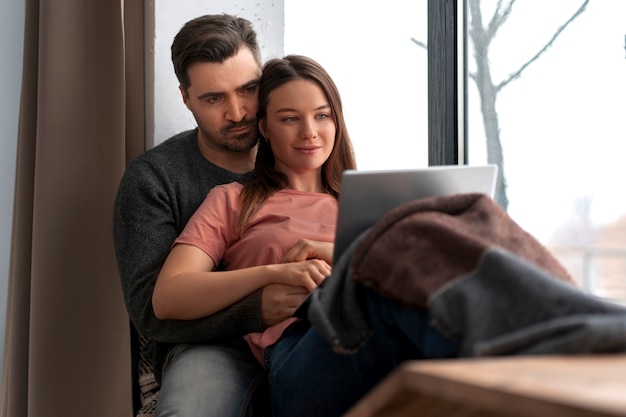 Una coppia romantica che celebra il giorno di San Valentino insieme a casa