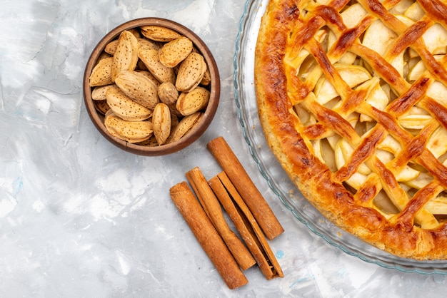 Una deliziosa torta di mele vista dall'alto con noci e frutta zucchero biscotto torta alla cannella