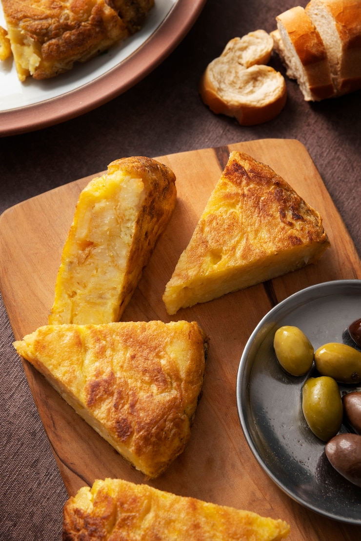 Foto gratuito una deliziosa tortilla spagnola, natura morta.